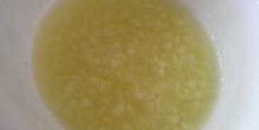 свиная рулька, запеченная на молодых стручках фасоли