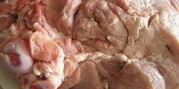 свиная рулька, запеченная на молодых стручках фасоли