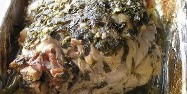 свиная рулька, запеченная на молодых стручках фасоли