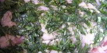 свиная рулька, запеченная на молодых стручках фасоли