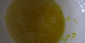 свиная рулька, запеченная на молодых стручках фасоли