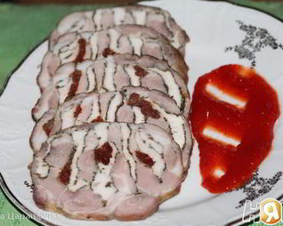 Свинина фаршированная курицей и вялеными томатами