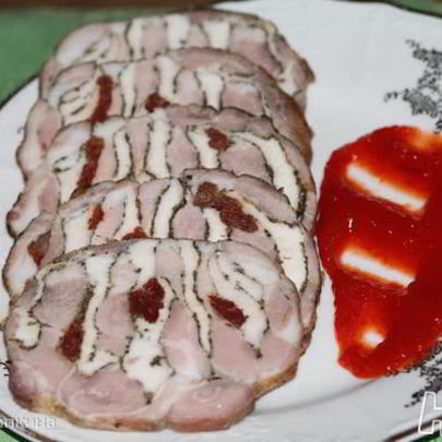 Свинина фаршированная курицей и вялеными томатами