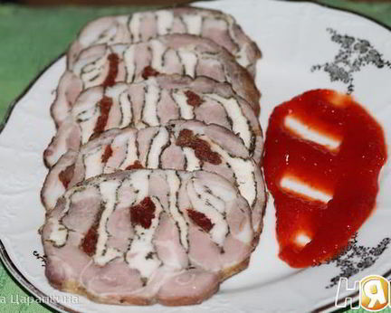 Свинина фаршированная курицей и вялеными томатами