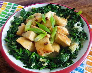 Цыпленок на зеленой подушке