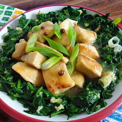 Цыпленок на зеленой подушке