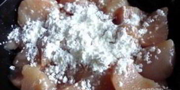 цыпленок на зеленой подушке