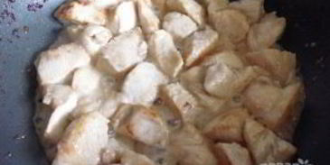 цыпленок на зеленой подушке