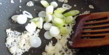 цыпленок на зеленой подушке