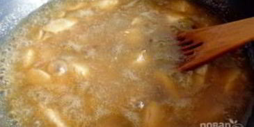 цыпленок на зеленой подушке