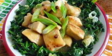 цыпленок на зеленой подушке