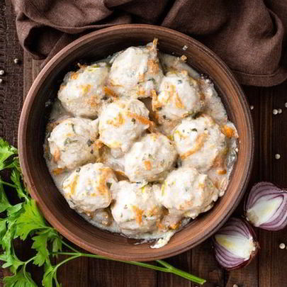 Тушеная курица в кастрюле