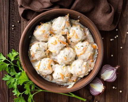 Тушеная курица в кастрюле