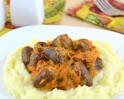 Тушеные куриные сердечки