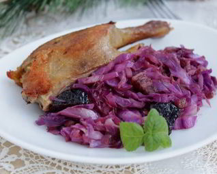 Утиные ножки с красной капустой