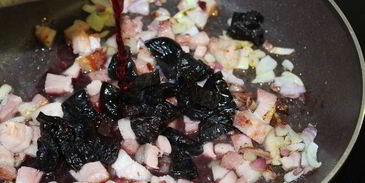 утиные ножки с красной капустой