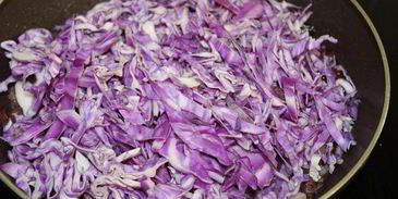 утиные ножки с красной капустой