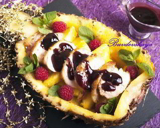 Утка под винным соусом в ананасе