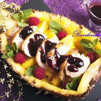 Утка под винным соусом в ананасе