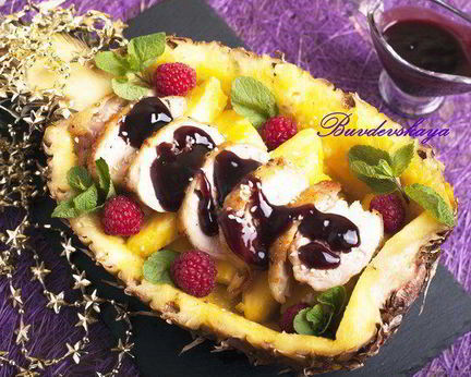 Утка под винным соусом в ананасе