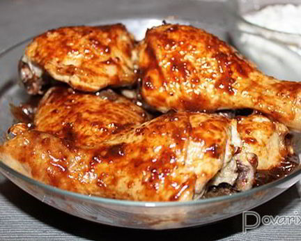 Запеченная курица с соусом из чернослива и сырным дипом