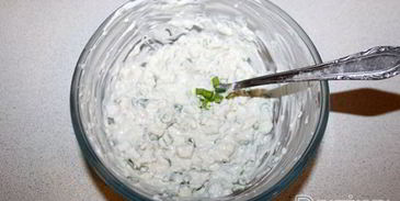 запеченная курица с соусом из чернослива и сырным дипом