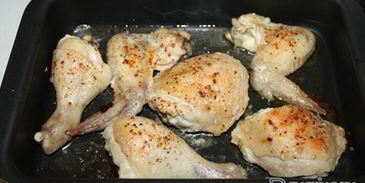 запеченная курица с соусом из чернослива и сырным дипом