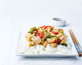 Жареная курица с овощами и орехами кешью