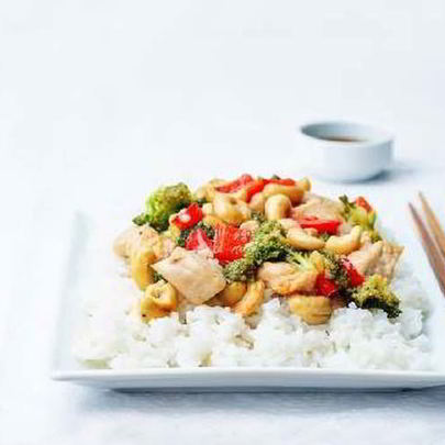 Жареная курица с овощами и орехами кешью