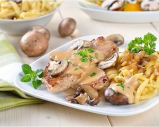 Жареное мясо под грибным соусом