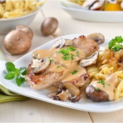 Жареное мясо под грибным соусом