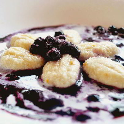 Ньокки из творога с черничным соусом и сливками