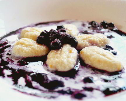 Ньокки из творога с черничным соусом и сливками