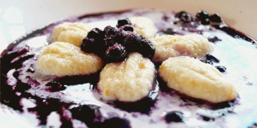 Рецепт ньокков из творога с черничным соусом и сливками