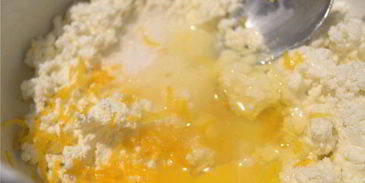 ньокки из творога с черничным соусом и сливками