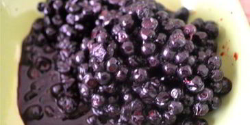 ньокки из творога с черничным соусом и сливками