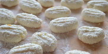 ньокки из творога с черничным соусом и сливками