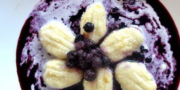 ньокки из творога с черничным соусом и сливками