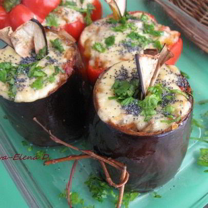 Баклажаны и перцы с кориандром, сыром и овощами