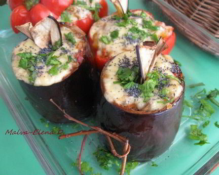 Баклажаны и перцы с кориандром, сыром и овощами