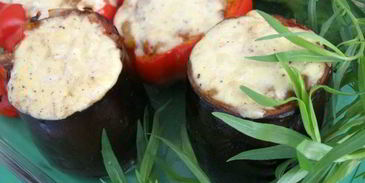 баклажаны и перцы с кориандром, сыром и овощами