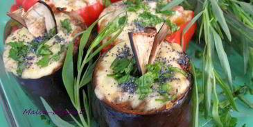 баклажаны и перцы с кориандром, сыром и овощами