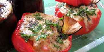 баклажаны и перцы с кориандром, сыром и овощами