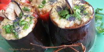 баклажаны и перцы с кориандром, сыром и овощами