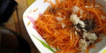 баклажаны и перцы с кориандром, сыром и овощами