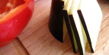 баклажаны и перцы с кориандром, сыром и овощами