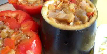 баклажаны и перцы с кориандром, сыром и овощами