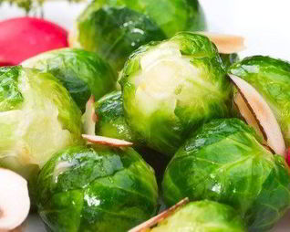 Брюссельская капуста с лимонным соком и миндалем