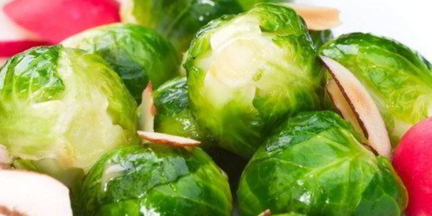 Рецепт брюссельской капусты с лимонным соком и миндалем