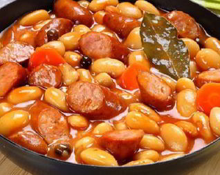 Фасоль с колбаскам